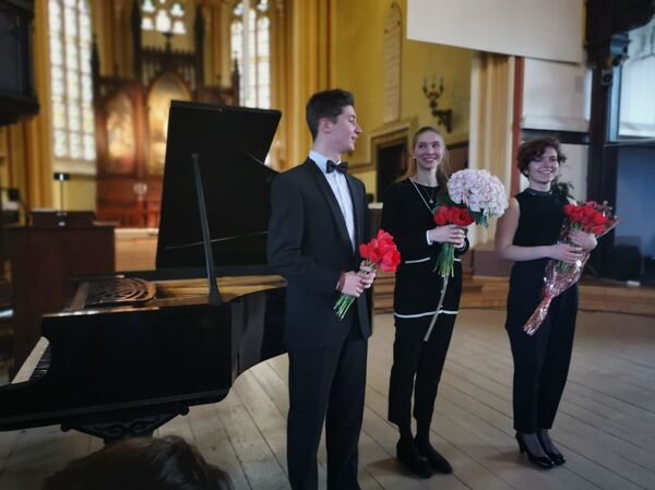 Орган, флейта и баритон: студенты и профессионалы дают благотворительные концерты в Риге Орган, флейта и баритон: студенты и профессионалы дают благотворительные концерты в Риге - Sputnik Латвия