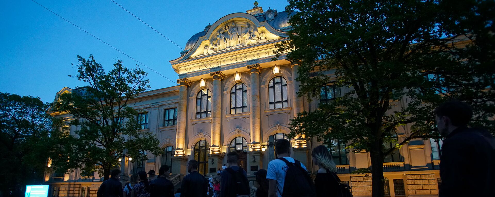 Посетители в очереди в Национальный художественный музей во время акции Ночь музеев в Риге - Sputnik Латвия, 1920, 30.04.2021