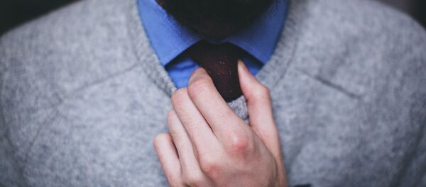 Vīrietis apsien kaklasaiti. Foto no arhīva Vīrietis apsien kaklasaiti. Foto no arhīva - Sputnik Latvija