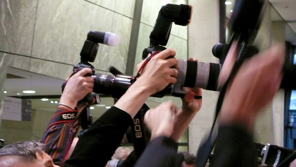 Фоторепортеры на пресс-конференции - Sputnik Латвия