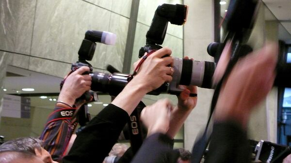 Фоторепортеры на пресс-конференции - Sputnik Latvija