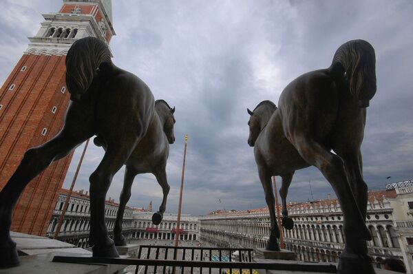 Скульптуры лошадей у базилики Св. Марка в Венеции Скульптуры лошадей у базилики Св. Марка в Венеции - Sputnik Латвия