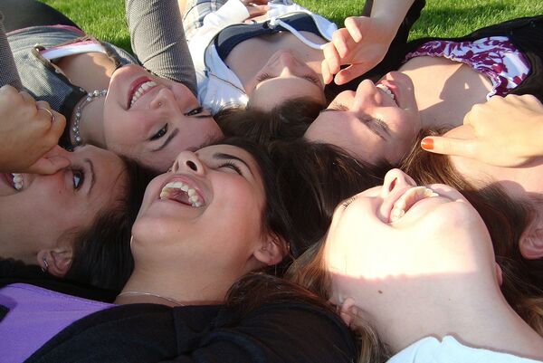 Девушки смеются - Sputnik Латвия