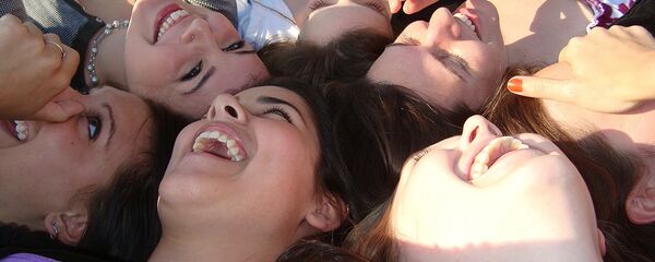 Девушки смеются Девушки смеются - Sputnik Latvija