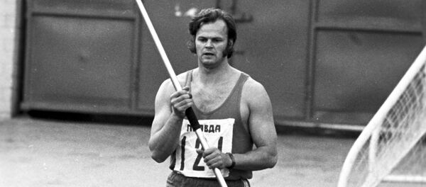 Легкоатлет Янис Лусис во время состязаний по прыжкам с шестом. Соревнования по легкой атлетике на призы газеты Правда. - Sputnik Латвия