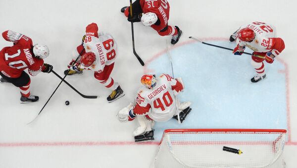 Игровой момент в матче группового этапа чемпионата мира по хоккею между сборными командами Швейцарии и России.  - Sputnik Латвия