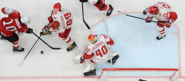 Игровой момент в матче группового этапа чемпионата мира по хоккею между сборными командами Швейцарии и России.  - Sputnik Латвия