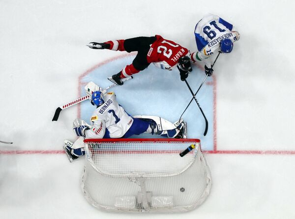 Итальянцы и британцы спаслись от вылета из хоккейной элиты - Sputnik Латвия