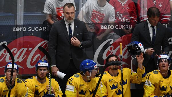 Главный тренер сборной Швеции Рикард Грёнборг и игроки на скамейке запасных - Sputnik Латвия
