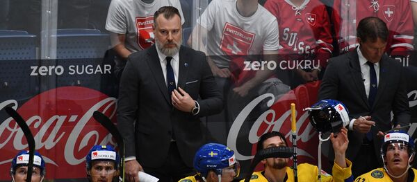 Главный тренер сборной Швеции Рикард Грёнборг и игроки на скамейке запасных Главный тренер сборной Швеции Рикард Грёнборг и игроки на скамейке запасных - Sputnik Латвия