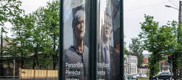 Сандра Калниете и Валдис Домбровскис на предвыборных плакатах - Sputnik Латвия