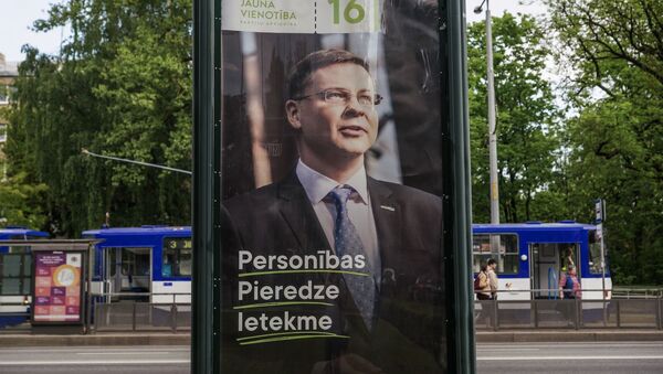 Валдис Домбровскис на предвыборном плакате - Sputnik Латвия