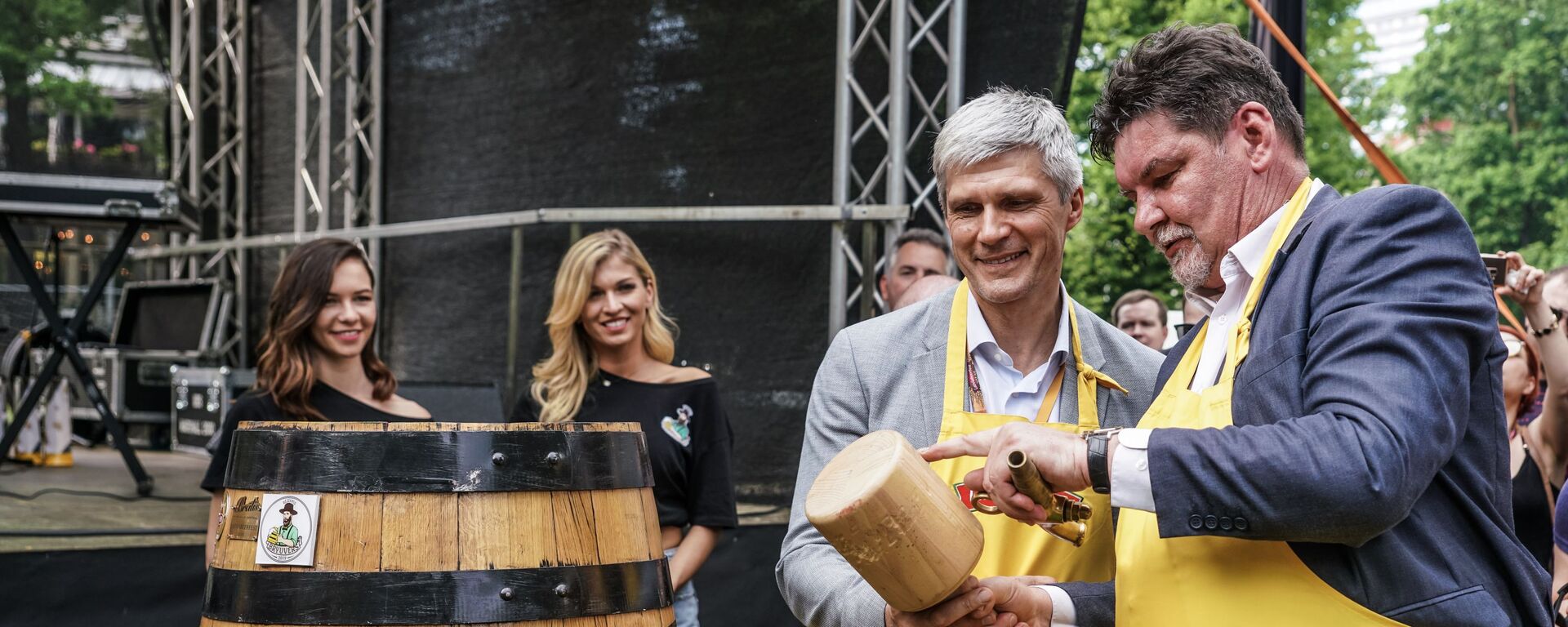 Мэр Резекне Александр Барташевич и организатор фестиваля Андрейс Шикорс - Sputnik Латвия, 1920, 04.02.2026