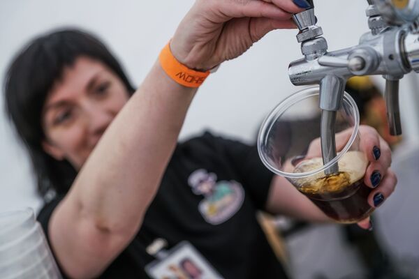 Пиво лучше водки, латвийское лучше немецкого: Рига гуляет на Latviabeerfest - Sputnik Латвия