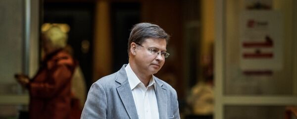 Валдис Домбровскис во время голосования на выборах в Европарламент в Риге Валдис Домбровскис во время голосования на выборах в Европарламент в Риге - Sputnik Latvija