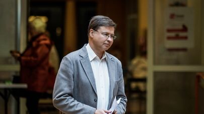 Валдис Домбровскис во время голосования на выборах в Европарламент в Риге