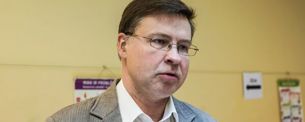 Валдис Домбровскис во время голосования на выборах в Европарламент в Риге - Sputnik Latvija