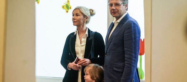 Нил Ушаков во время голосования на выборах в Европарламент в Риге - Sputnik Латвия