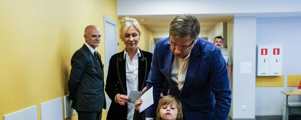 Нил Ушаков во время голосования на выборах в Европарламент в Риге - Sputnik Латвия