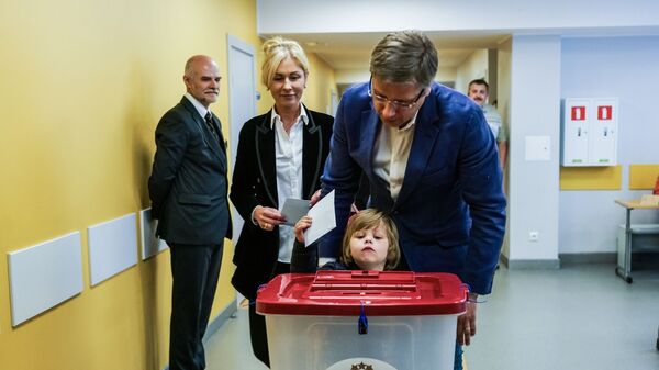 Нил Ушаков во время голосования на выборах в Европарламент в Риге - Sputnik Латвия