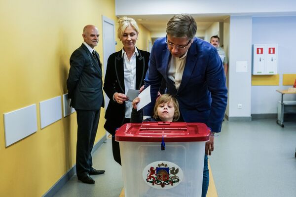 Пассивность и сюрреализм: как Латвия выбирает евродепутатов - Sputnik Латвия