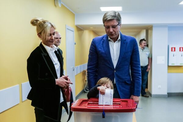 Нил Ушаков во время голосования на выборах в Европарламент в Риге - Sputnik Латвия