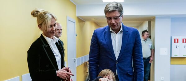 Нил Ушаков во время голосования на выборах в Европарламент в Риге - Sputnik Латвия