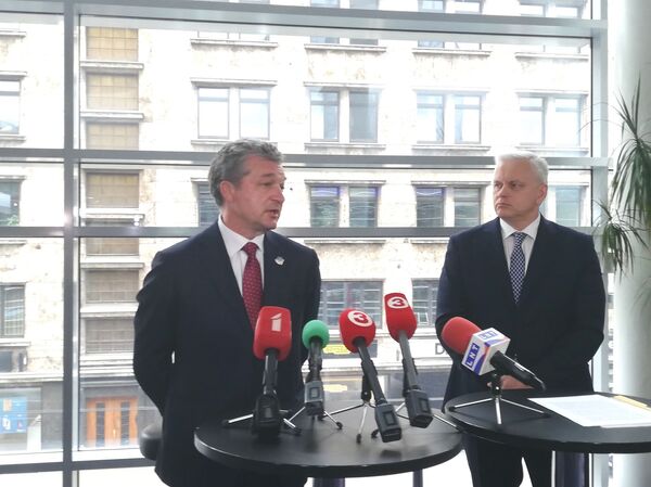 Кучи денег вместо гор отходов: Шкеле монополизирует весь мусор в Риге? Кучи денег вместо гор отходов: Шкеле монополизирует весь мусор в Риге? - Sputnik Латвия