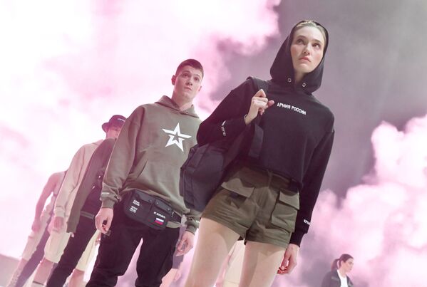 Модели демонстрируют одежду из новой коллекции компании Black Star Wear совместно с сетью магазинов Армия России - Sputnik Латвия