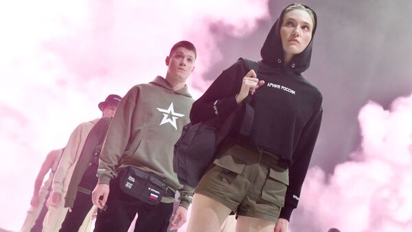 Модели демонстрируют одежду из новой коллекции компании Black Star Wear совместно с сетью магазинов Армия России - Sputnik Latvija