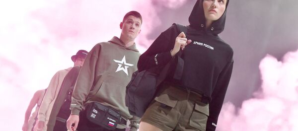 Модели демонстрируют одежду из новой коллекции компании Black Star Wear совместно с сетью магазинов Армия России - Sputnik Латвия