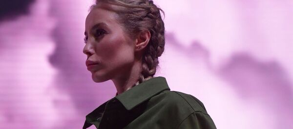 Модель демонстрирует одежду из новой коллекции компании Black Star Wear совместно с сетью магазинов Армия России Модель демонстрирует одежду из новой коллекции компании Black Star Wear совместно с сетью магазинов Армия России - Sputnik Латвия