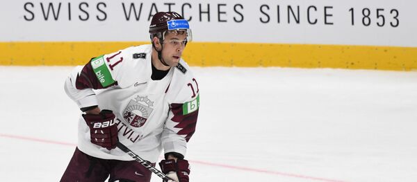 Кристапс Сотниекс в матче против Италии на чемпионате мира в Словакии - Sputnik Латвия