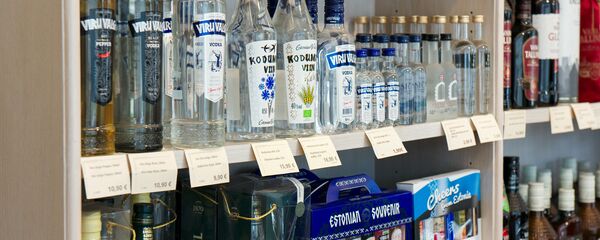 Полка с алкогольной продукцией Полка с алкогольной продукцией - Sputnik Latvija