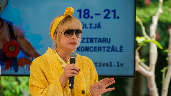 Лайма Вайкуле предстала перед публикой в солнечном наряде - Sputnik Latvija