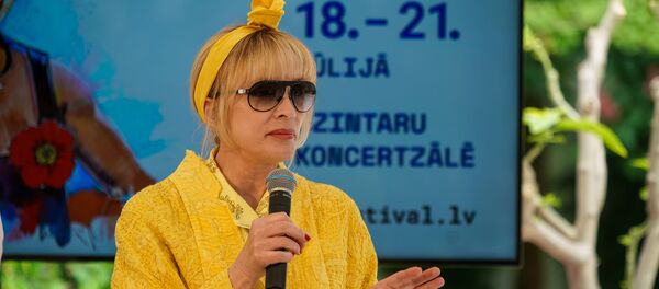 Лайма Вайкуле предстала перед публикой в солнечном наряде - Sputnik Latvija