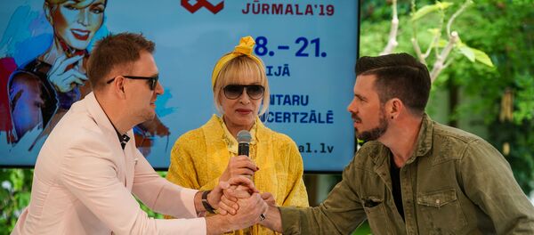 Лайма Вайкуле и ее друзья - певцы Янис Стибелис и Интарс Бусулис - Sputnik Латвия