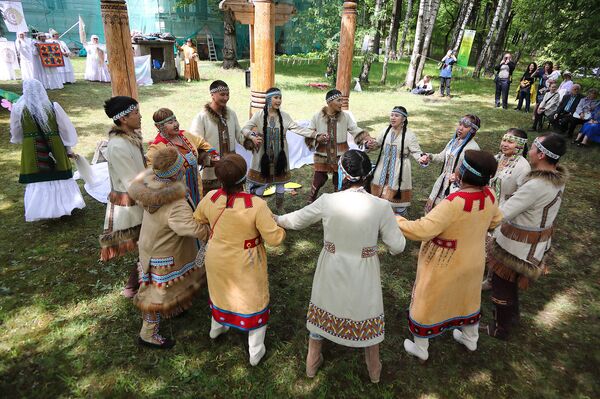 Изгнание быка Холода: якуты справили Новый год в Риге Изгнание быка Холода: якуты справили Новый год в Риге - Sputnik Латвия