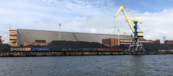 Перевалка угля в Вентспилсском порту - Sputnik Латвия