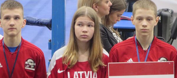 Латвийка Николина Боке (в центре) выиграла серебро чемпионата Европы в категории до 16 лет - Sputnik Латвия