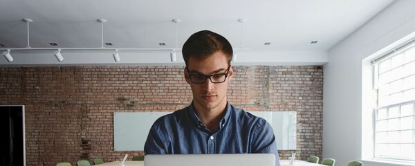 Мужчина в офисе - Sputnik Латвия