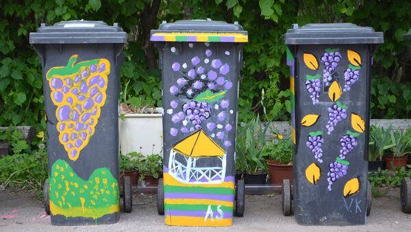 В Сабиле юные художники разрисовали мусорные контейнеры - Sputnik Латвия
