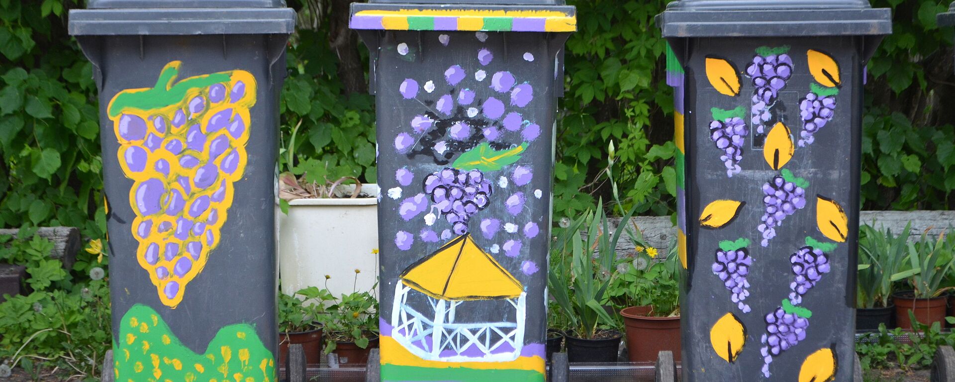 В Сабиле юные художники разрисовали мусорные контейнеры - Sputnik Латвия, 1920, 09.09.2025