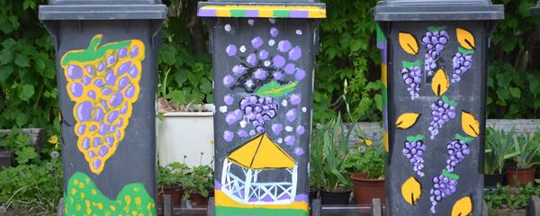 В Сабиле юные художники разрисовали мусорные контейнеры - Sputnik Латвия