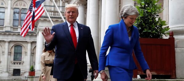 Премьер-министр Великобритании Тереза Мэй и президент США Дональд Трамп Премьер-министр Великобритании Тереза Мэй и президент США Дональд Трамп - Sputnik Latvija