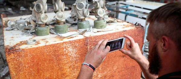 Фотографирование газовых масок у Чернобыльской АЭС  - Sputnik Латвия