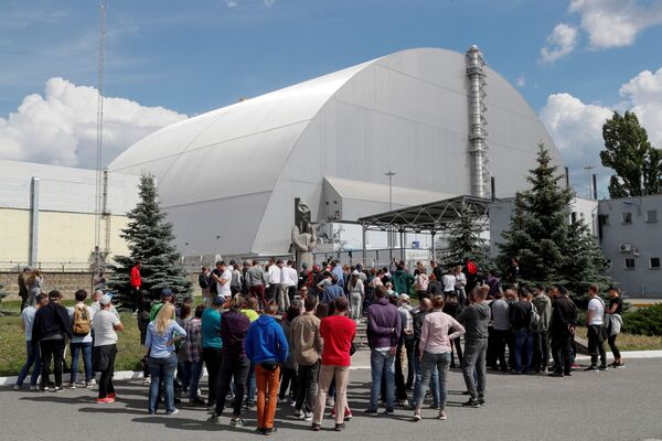 Туристы во время посещения Чернобыльской АЭС - Sputnik Латвия