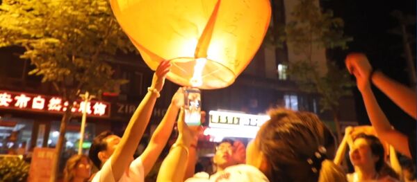 Как молодежь в Китае выпрашивает удачу на экзаменах - видео Как молодежь в Китае выпрашивает удачу на экзаменах - видео - Sputnik Latvija