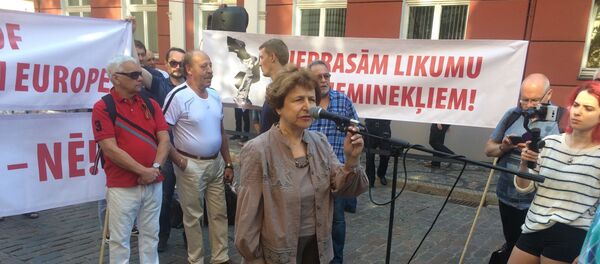 Пикет РСЛ у здания парламента Латвии в защиту памятника Освободителям Пикет РСЛ у здания парламента Латвии в защиту памятника Освободителям - Sputnik Латвия