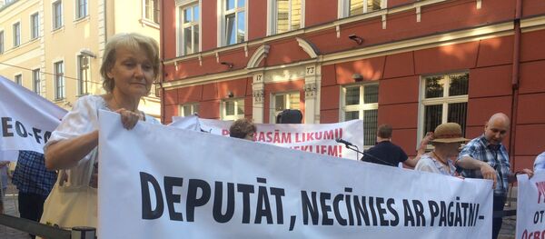 Пикет РСЛ у здания парламента Латвии в защиту памятника Освободителям - Sputnik Латвия